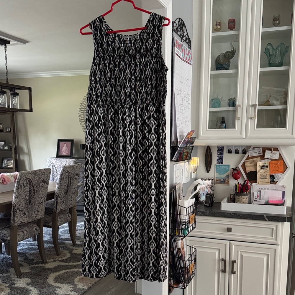 NY Collection Black and White Geometric Maxi Dress